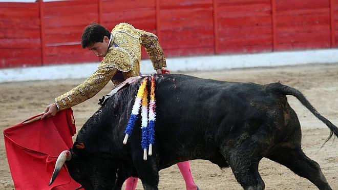 Los novilleros Filiberto y Clemente, a hombros en Ampuero