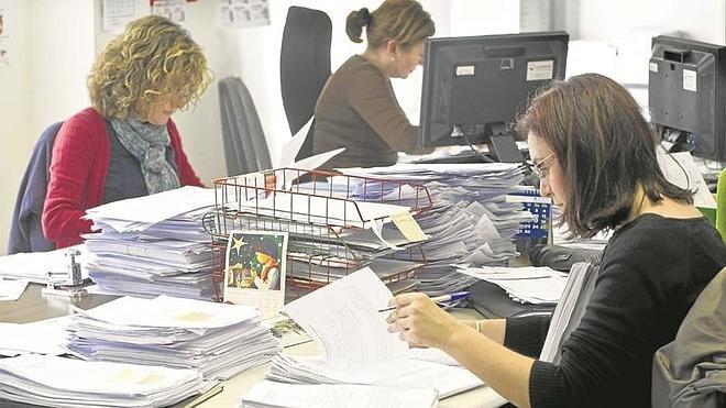 El Gobierno asegura que «este mes» devolverá la extra a los funcionarios