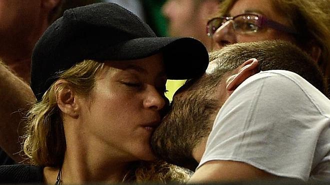 Shakira y Piqué se dan cariño en la cancha