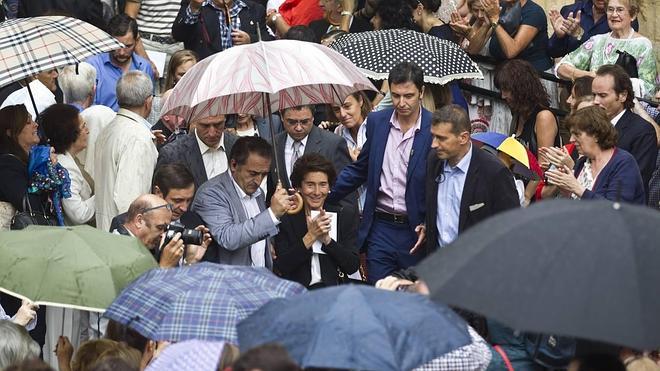 Multitudinaria despedida a Botín