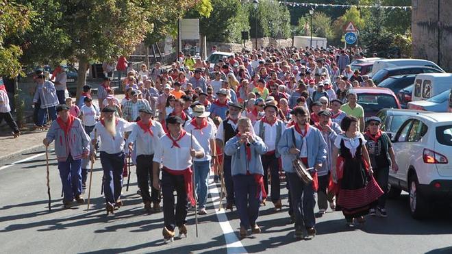 Cientos de romeros rinden homenaje a San Cipriano en albarcas