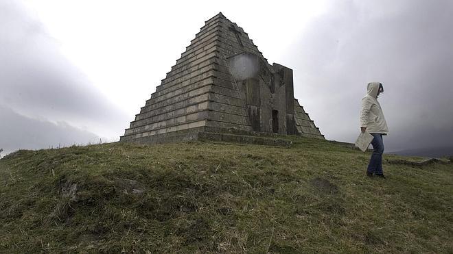 Una pirámide y un águila entre Burgos y Cantabria