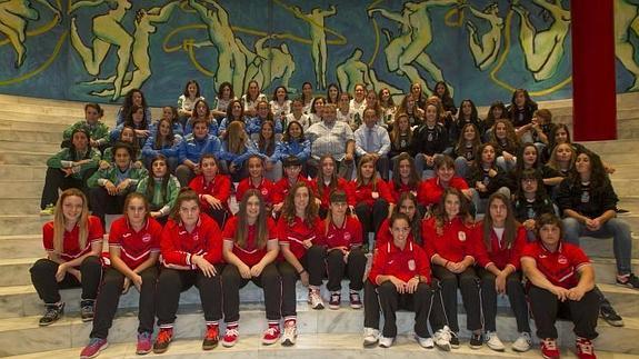 Cantabria estrena la primera liga de fútbol femenina de su historia