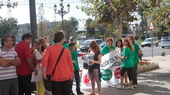 Los antidesahucios 'ocupan' la central del Banco Santander