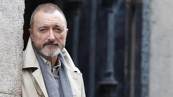 Pérez Reverte: "Propongo poner el perro en observación y sacrificar a la ministra"