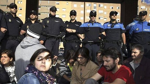 Cargas policiales contra un grupo que intentaba impedir que se llevasen al perro de la enfermera