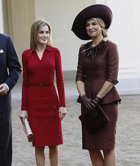 El reencuentro otoñal y monocolor de Letizia y Máxima