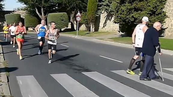 Detiene su marcha en una media maratón para ayudar a cruzar a un anciano