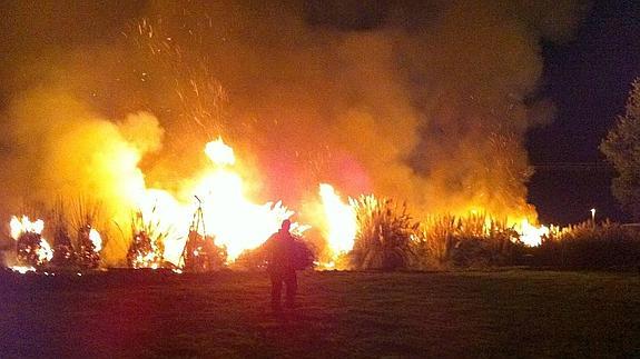 Alarma en Cartes por un incendio de matorrales cerca de viviendas