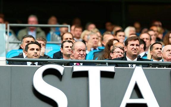 El rey Juan Carlos reaparece en la tribuna de honor del Manchester City