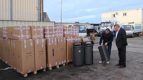 Laredo renueva medio centenar de papeleras en el centro