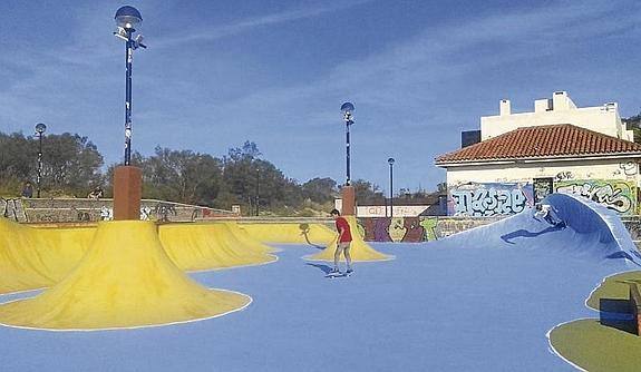 Artistas grafiteros mejoran la imagen del 'skatepark' de Somo