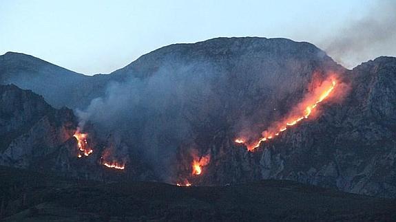 Incendio forestal en la parte alta de Cabañes