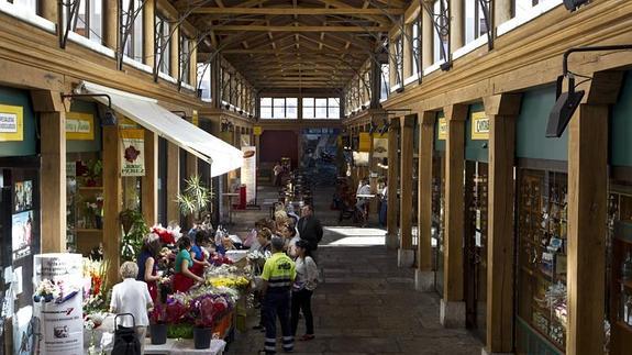 El Ayuntamiento estudiará posibles realojos para los comercios del Mercado del Este