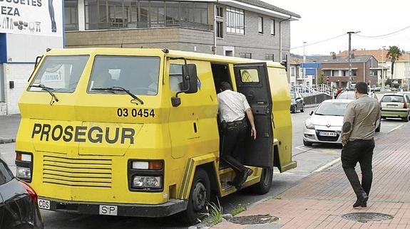 Despliegue policial en busca de los atracadores del furgón