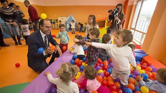 Diego inaugura el nuevo colegio de Colindres