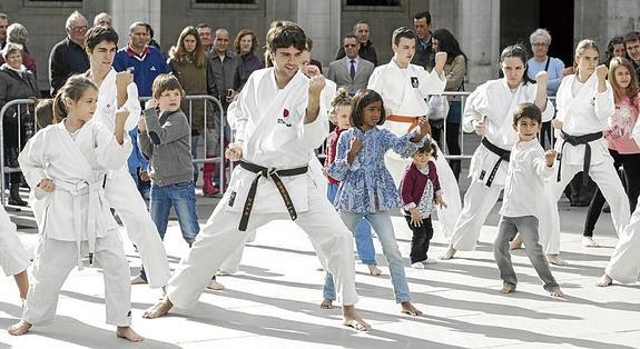 Miles de santanderinos descubren la otra cara de la cultura nipona