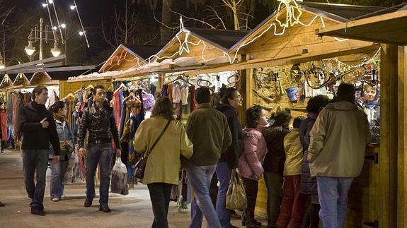 El mercadillo navideño se traslada a la Plaza de Alfonso XIII
