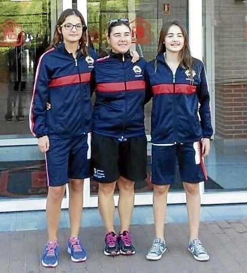 Andrea Pedraja y Ana Ramos, en la concentración nacional de waterpolo