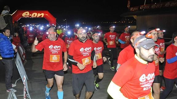 La carrera nocturna de EOn recauda 2.500 kilos de comida