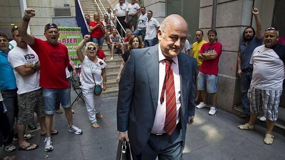 Sniace sigue pagando la nómina a sesenta empleados catorce meses después de cerrar