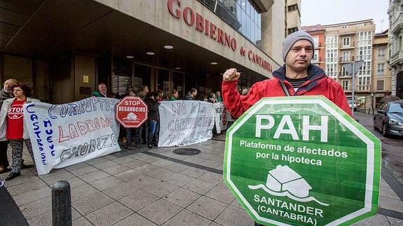 Protesta contra la subasta de un piso del Gobierno regional