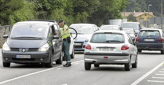 Tráfico advierte a 20.000 cántabros del riesgo de conducir un coche «antiguo»