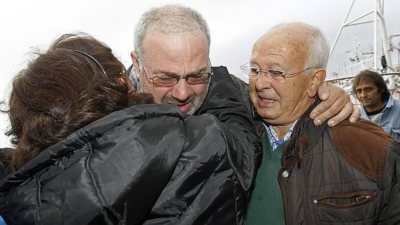 Dos de los seis pescadores del buque gallego hundido continúan desaparecidos