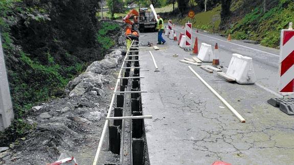 El Gobierno repara los hundimientos de la carretera de acceso a Los Llares