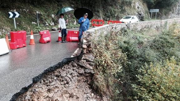 Las lluvias hunden un tramo de la carretera de Lamasón, que permanece cortada