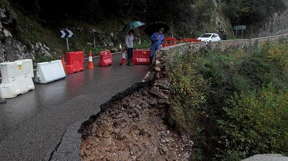 La carretera de Lamasón permanecerá cortada al tráfico "al menos dos semanas"