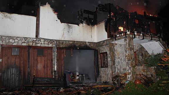 Los bomberos sofocan un fuego en una casa de Armaño