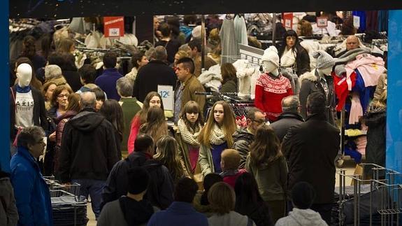 Los centros comerciales se llenan este domingo