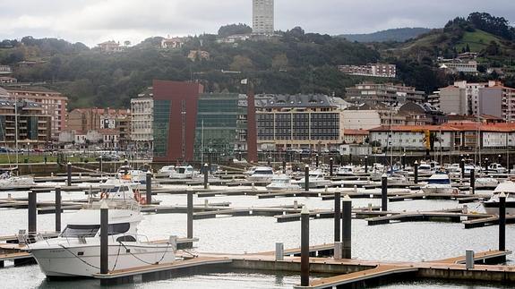 Marineros y pescadores creen que el Puerto de Laredo despegará tras la crisis
