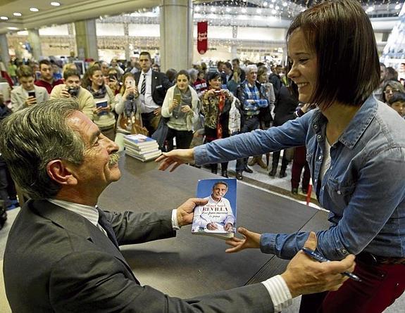 Revilla firma más de 300 ejemplares de su nuevo libro