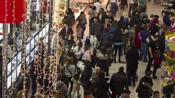 UGT critica que los trabajadores del comercio "no sepan aún" las aperturas dominicales de 2015