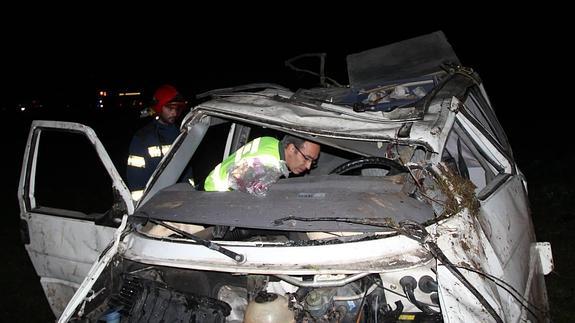 Dos heridos al caer su furgontea por un terraplen de 80 metros en Camaleño