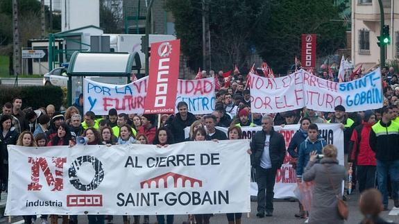 Saint Gobain recolocará a la mitad de la plantilla e indemnizará con 55 días a los despedidos