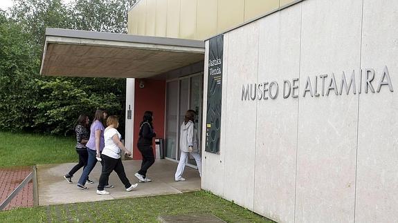 Altamira acoge una muestra que fusiona danza, ilustración, diseño y joyería