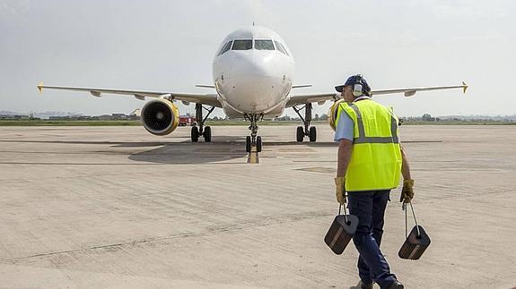 ¿Por qué no bajan los billetes de avión pese al desplome del petróleo?