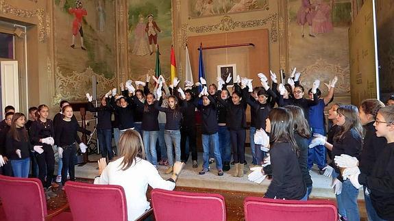 Alumnos del colegio Fernando de los Ríos llevan los villancicos al Salón de Plenos