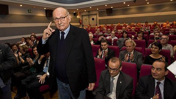 Mario Camus recibe la Medalla de Plata de Santander "de vuelta de casi todo"