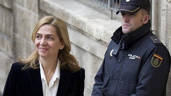 El juez sienta en el banquillo a la infanta Cristina