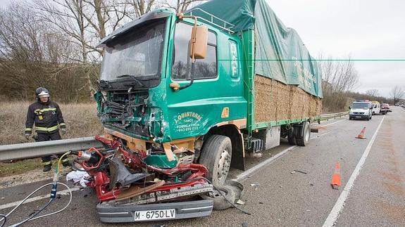 Un camionero de Tanos sale ileso de un accidente que se saldó con dos muertos