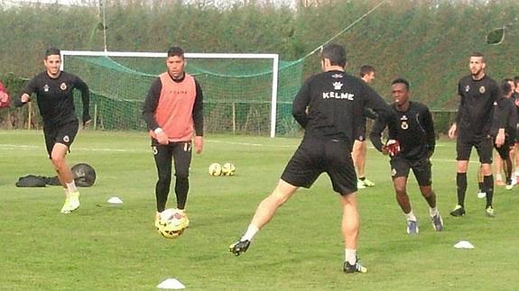 El equipo arropa a Koné en su primer día de trabajo tras su regreso tardío