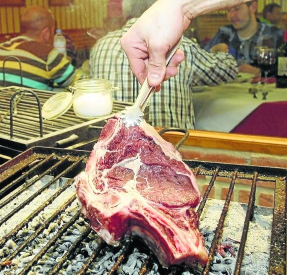 Fabada y chuletón, en El Horno de Viérnoles
