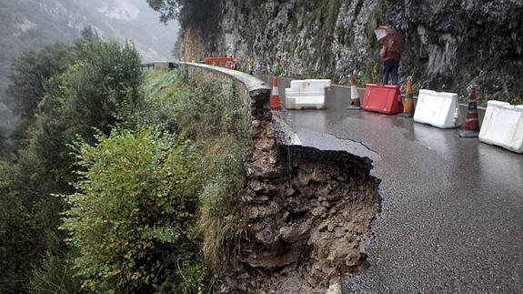 La carretera de Lamasón abre el lunes tras 40 días cortada por un argayo