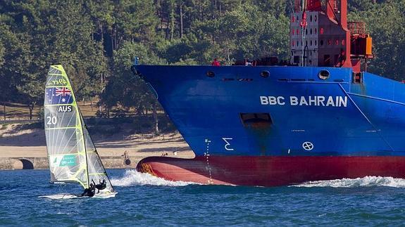 Incidentes entre pescadores y mercantes en la Bahía obligan a endurecer las leyes de navegación