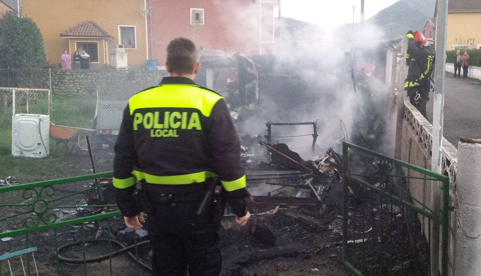 Se incendia una caravana en la calle Santander de Los Corrales