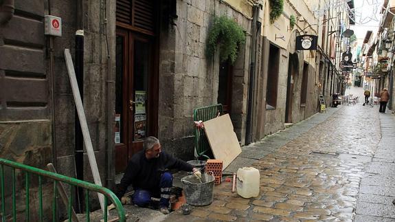 Reparado un atasco en el saneamiento de la calle Ruamayor